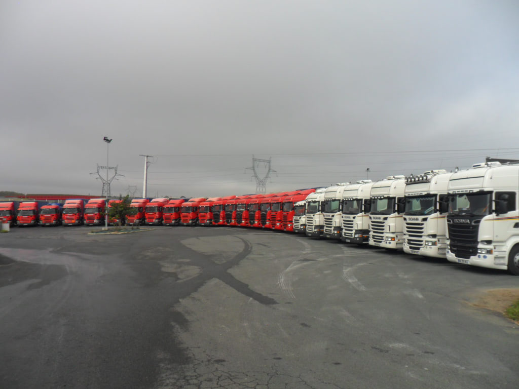 Rangée de camions Transports Diguet Clémot