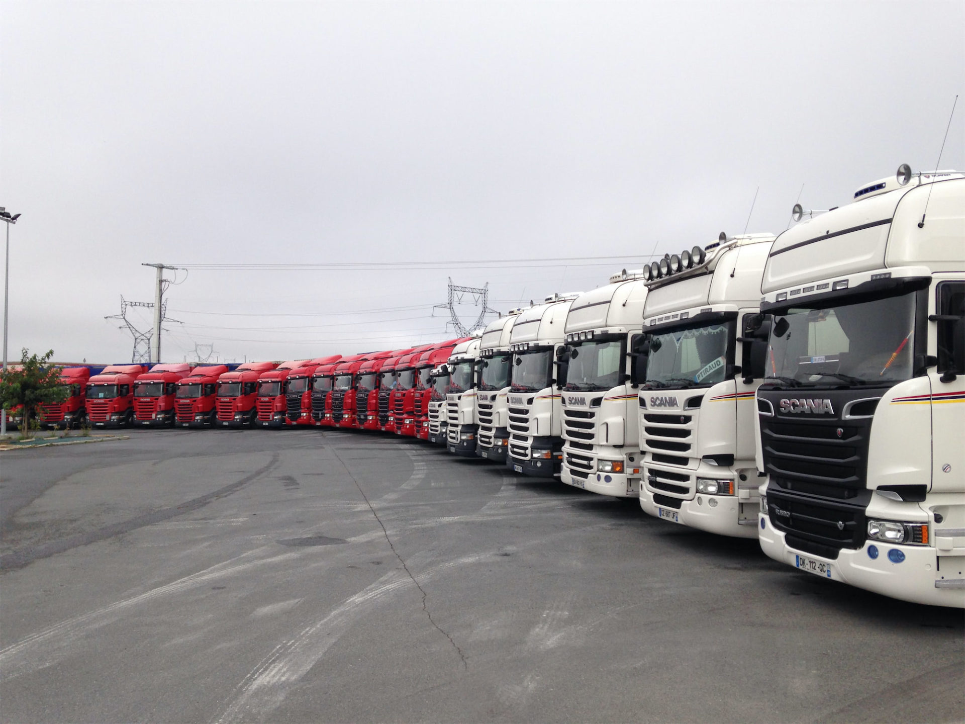 Rangée de camions rouges et blancs Transports Diguet - Clémot