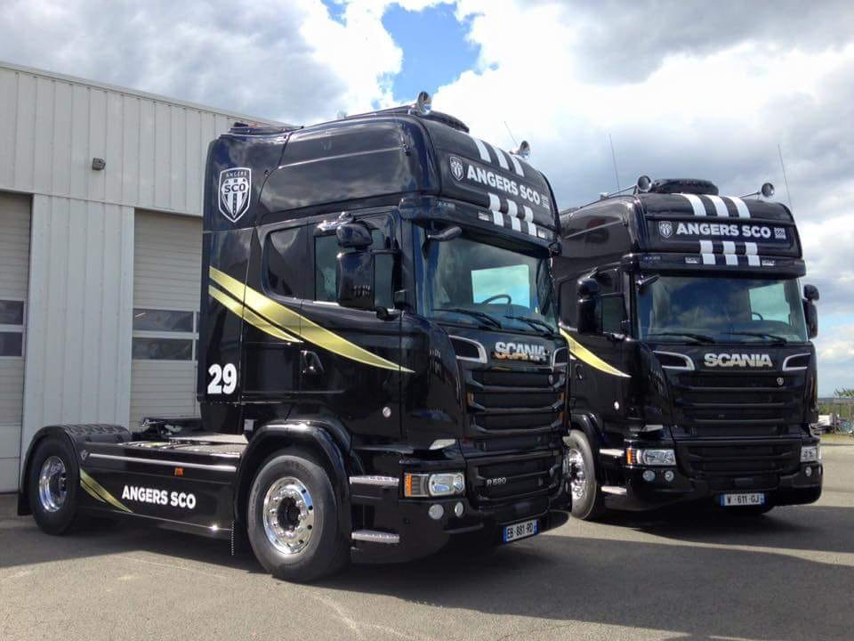 Deux camions Angers SCO Clémot & Fils
